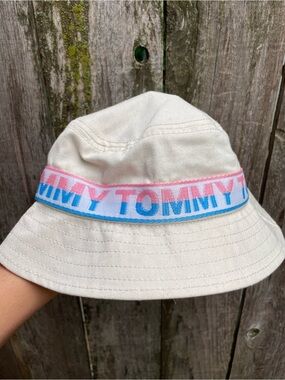 Tommy Hilfiger Cream Bucket Hat with Pink & Blue Logo